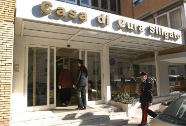 <b>LA CLINICA.</b> Dov&egrave; avvenuta la tragedia. Accanto Silvia Cannelli 