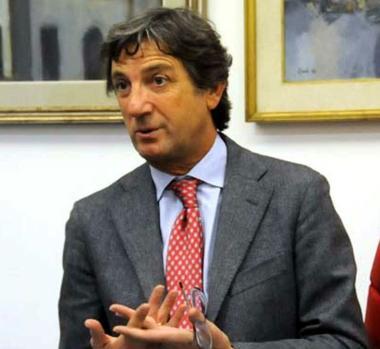 Una veduta di cave, il sindaco Angelo Zubbani e un camion che trasporta blocchi di marmo  