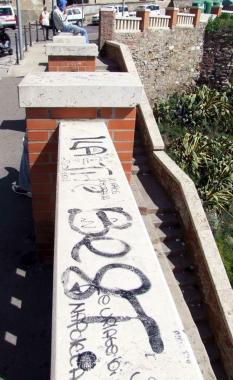 Le panchine di piazza Bovio imbrattate dalle scritte saranno ripulite nelle prossime settimane 