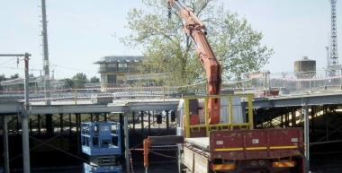 Il fast park in via Battisti: centinaia di posti auto sono spariti a causa dell’inizio dei lavori della Sesta Porta