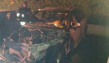 In fiamme l'auto di un imprenditore parcheggiata sotto casa