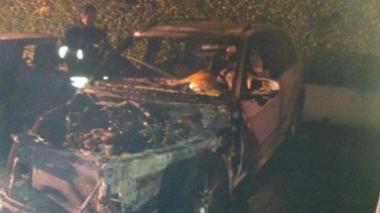 In fiamme l'auto di un imprenditore parcheggiata sotto casa