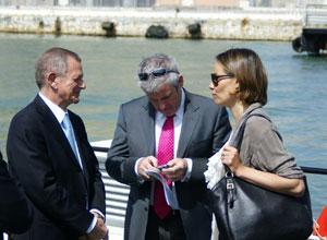 A bordo di un rimorchiatore dei f.lli Neri, Piero Neri, Peter Carol, A.D. di OLT e Marika Venturi, responsabile relazioni internazionali di OLT 