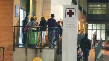 I familiari della donna al pronto soccorso di Livorno