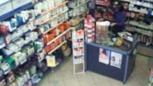 Due banditi rapinano la farmacia Dinucci