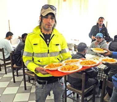 Tunisini e un volontario a Lizzano 
