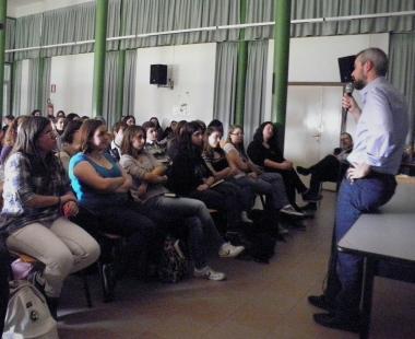 Lincontro degli studenti con lo scrittore Marco Malvaldi &egrave; una delle iniziative promosse dagli animatori di Libernauti        