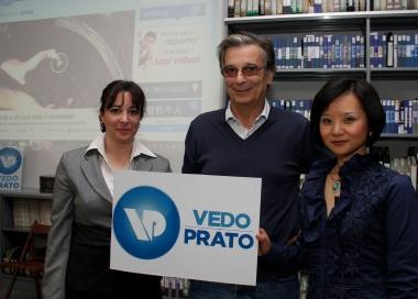 Francesca Perna, Marco Duradoni e Li Quing con il logo della tv 
