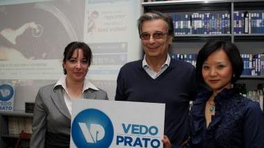 Francesca Perna, Marco Duradoni e Li Quing con il logo della tv