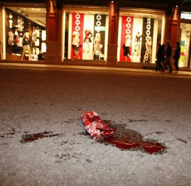 <b>SANGUE SULL ASFALTO.</b> I segni dellagguato in Passeggiata ieri sera appena dopo cena          