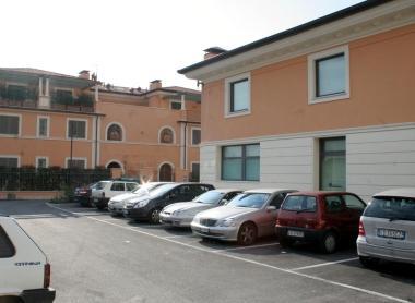 Un bando per assegnare i 42 posti auto ai Glicini
