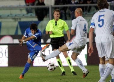 Fernardo Forestieri prova il tiro da fuori area: litalo-argentino ieri sera non &egrave; stato brillante 