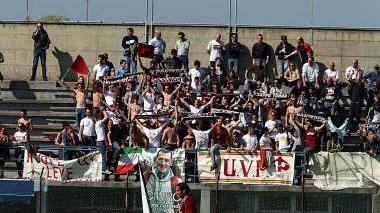 I tifosi granata sugli spalti durante il derby di domenica scorsa col Forcoli