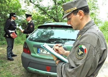 A fianco e sotto agenti della Forestale durante controlli (foto di repertorio)  