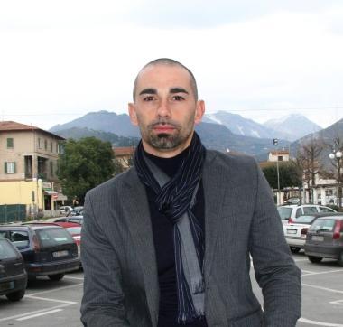 Sopra Davide Monaco a destra il palazzo Mediceo uno dei simboli storici di Seravezza 