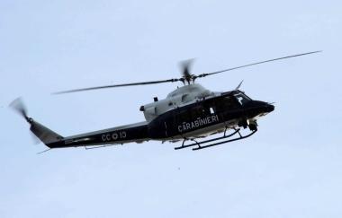 Lelicottero dei carabinieri in volo durante una operazione 