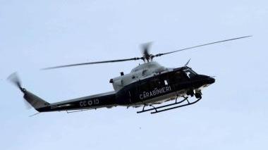 L’elicottero dei carabinieri in volo durante una operazione