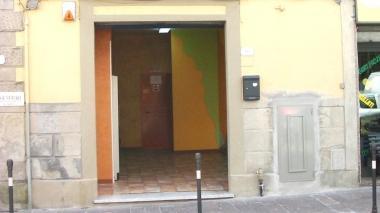 L’ingresso del Punto Shop di San Marcello e la macchinetta automatica di prodotti sexy