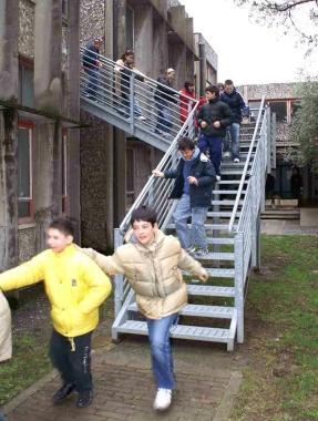 Studenti della scuola media Melani di Montale impegnati in unesercitazione antincendio  