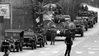 Sfilano vecchi mezzi militari della seconda guerra mondiale 