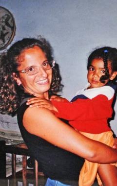 Martina Bardelli con una bambina del Mozambico 