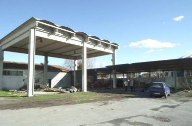 Larea dietro al palazzetto dello sport 