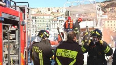 Una squadra di vigili del fuoco durante un’esercitazione
