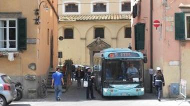 Una navetta raggiunge via del Fosso attraverso il nuovo senso unico e a destra l’Opel di un residente multata l’altra notte in piazza S. Maria Corteorlandini
