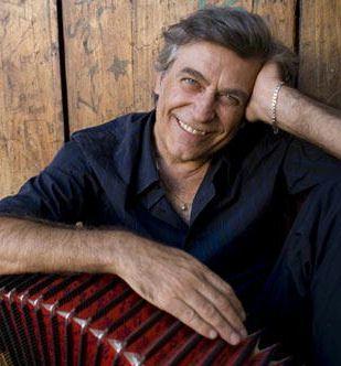 A sinistra, Riccardo Tesi; in alto il musicista insieme a Maurizio Geri (a sinistra) e Claudio Carboni, sopra un concerto di Banditaliana; sotto due immagini di Ricardo Tesi durante una esibizione   
