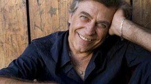 A sinistra, Riccardo Tesi; in alto il musicista insieme a Maurizio Geri (a sinistra) e Claudio Carboni, sopra un concerto di Banditaliana; sotto due immagini di Ricardo Tesi durante una esibizione