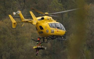 Lintervento dellelicottero Pegaso del 118 intervenuto sul posto per soccorrere il dipendente Enel Pi&ugrave; a sinistra Ferruccio Govi vittima dellincidente con il trattore       