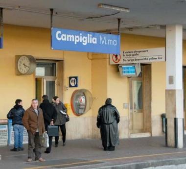 Il piazzale della stazione e, sopra, viaggiatori in attesa 