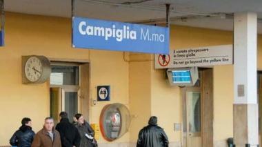 Il piazzale della stazione e, sopra, viaggiatori in attesa