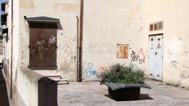 Scritte e recupero lontano per piazza Umberto I