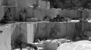 Lattivit&agrave; di escavazione in uno dei nei bacini marmiferi carraresi   