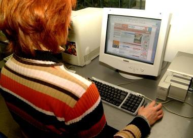 Una ragazza impegnata a navigare in Internet (foto darchivio) 