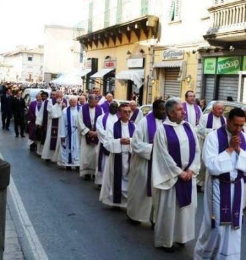 I preti in testa al corteo funebre 