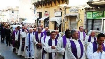 I preti in testa al corteo funebre