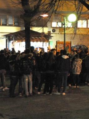 <b>IN CENTRO</b> Giovani in un luogo di ritrovo in citt&agrave; Polemica per i fiumi di alcol venduti anche ai minori     