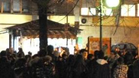 <b>IN CENTRO</b> Giovani in un luogo di ritrovo in città Polemica per i fiumi di alcol venduti anche ai minori