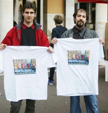Il corteo e 140 rose rosse per non dimenticare