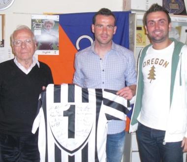 Il capitano Marcuccetti consegna la maglietta 
