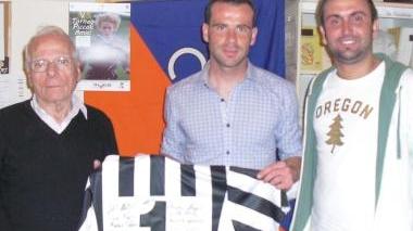 Il capitano Marcuccetti consegna la maglietta