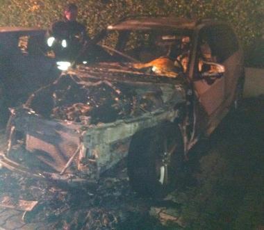 Lauto distrutta dal rogo 