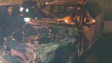 L’auto distrutta dal rogo