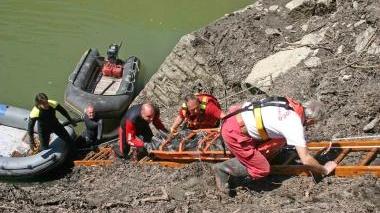 Nel bacino di Pavana semisvuotato dall’Enel i vigili del fuoco recuperano il corpo trovato vicino alla riva