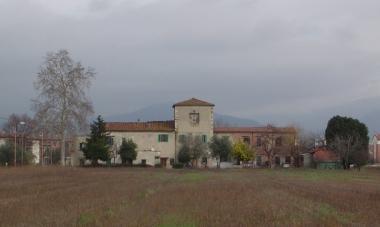 A destra la Pieve di San Giusto a sinistra una vasca per lorto 