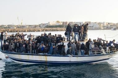 Un barcone carico di migranti      