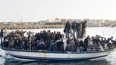 Un barcone carico di migranti