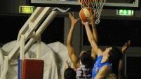 Hampton sotto canestro lotta con Marija Micovic (Vip)